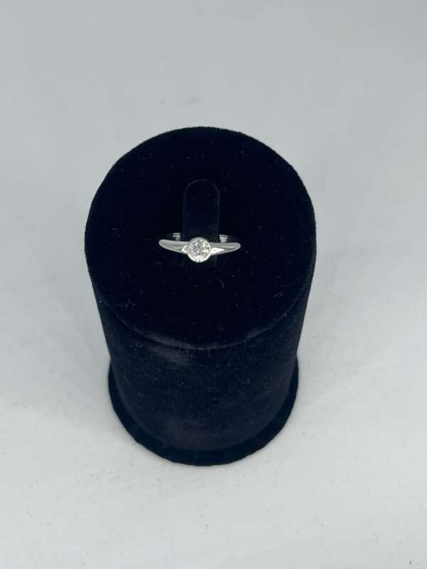 Anillo de oro blanco de 18 k con diamante de 0.35 cts