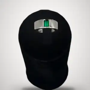 Anillo de oro blanco de 18k con esmeralda central