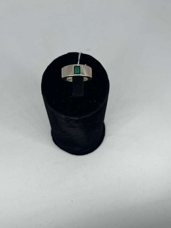 Anillo de oro blanco de 18k con esmeralda central, talla 61, peso 9,08gr