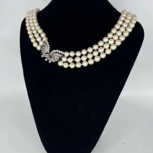 Collar de perlas de 3 rangos con cierre de oro blanco 18k y diamantes