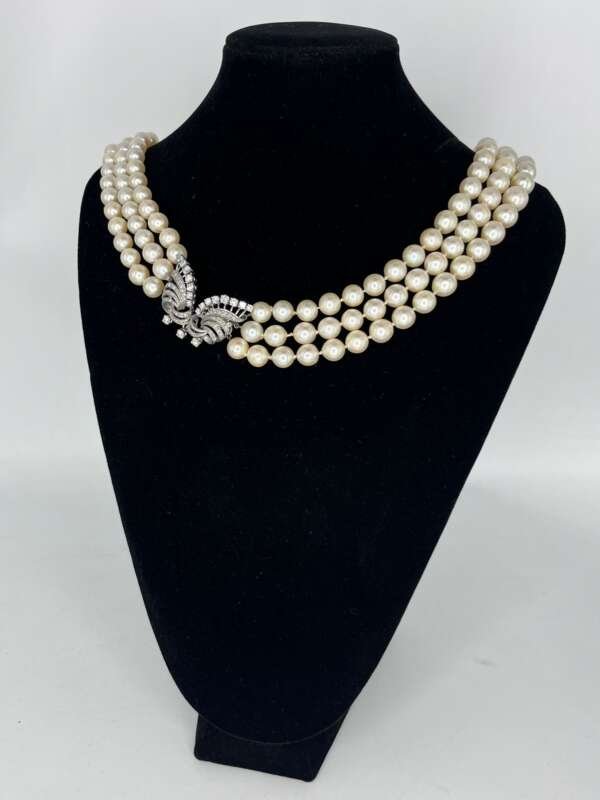 Collar de perlas de 3 rangos con cierre de oro blanco 18k y diamantes