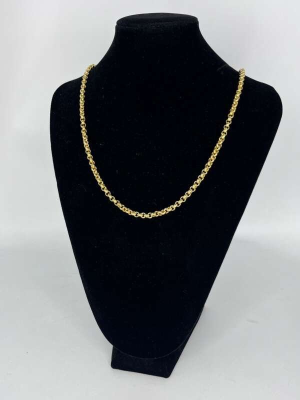 Elegante cadena de oro amarillo de 18 quilates, con un peso de 62,63 gramos. Su diseño sólido y atemporal la convierte en una pieza versátil que puede lucirse sola o acompañar un colgante exclusivo. Una joya de alta calidad, símbolo de lujo y distinción.