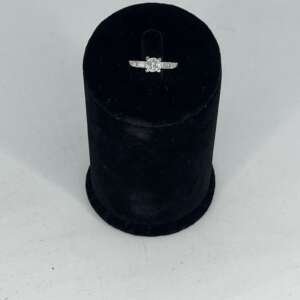 Añillo de oro blanco 18k con diamante central de 0.40cts y baguettes