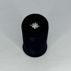Añillo oro blanco 18k con diamante de 0.40cts y baguettes