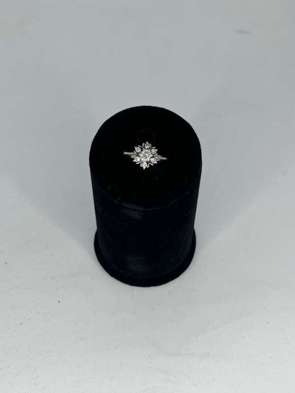 Añillo oro blanco 18k con diamante de 0.40cts y baguettes
