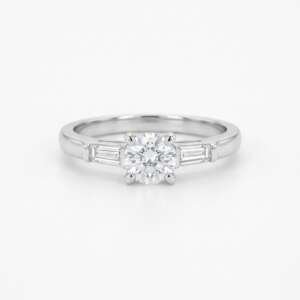 Anillo de oro blanco de 18k con diamante central de 0.40cts y baguettes