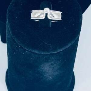 Añillo de oro blanco de 18k con un pequeño diamante