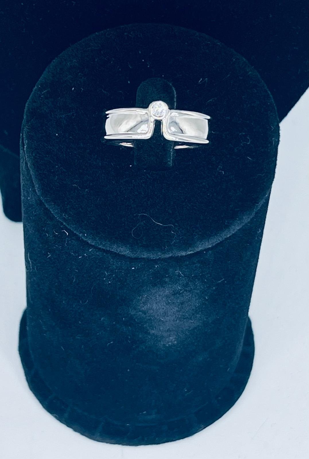 Añillo de oro blanco de 18k con un pequeño diamante