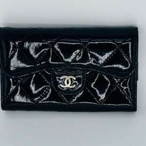 Tarjetero Chanel Timeless charol negro acolchado con logotipo doble C plateado
