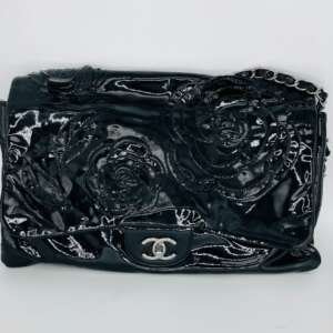 Bolso Chanel Clásico Camélia de cuero brillante negro