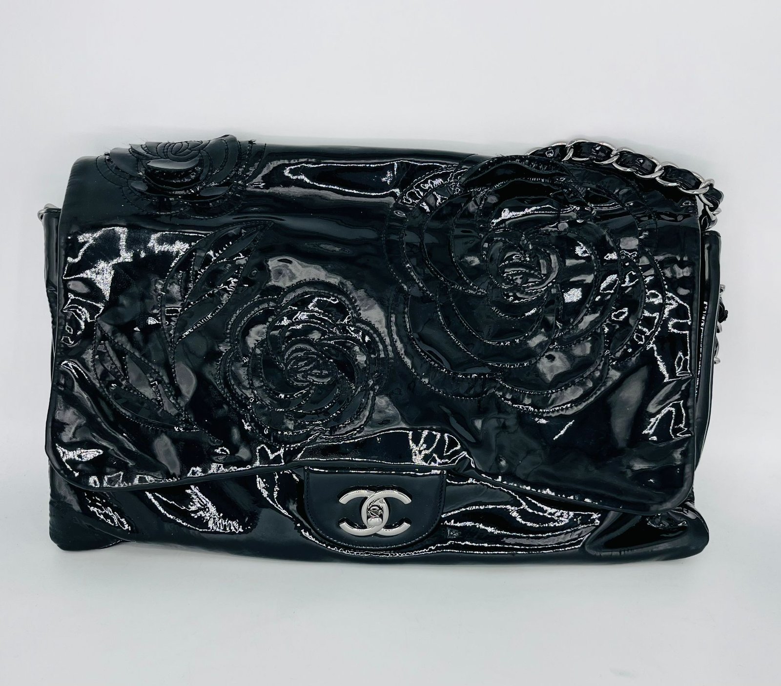 Bolso Chanel Clásico Camélia de cuero brillante negro