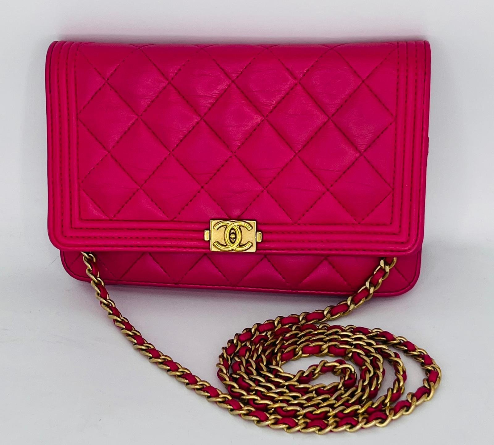 Bolso Chanel Wallet on Chain Boy Crossbody de cuero rosa y rojo
