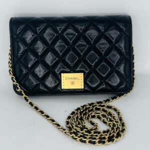 Bolso Chanel de piel caviar negra con cadena dorada elegante y clásico
