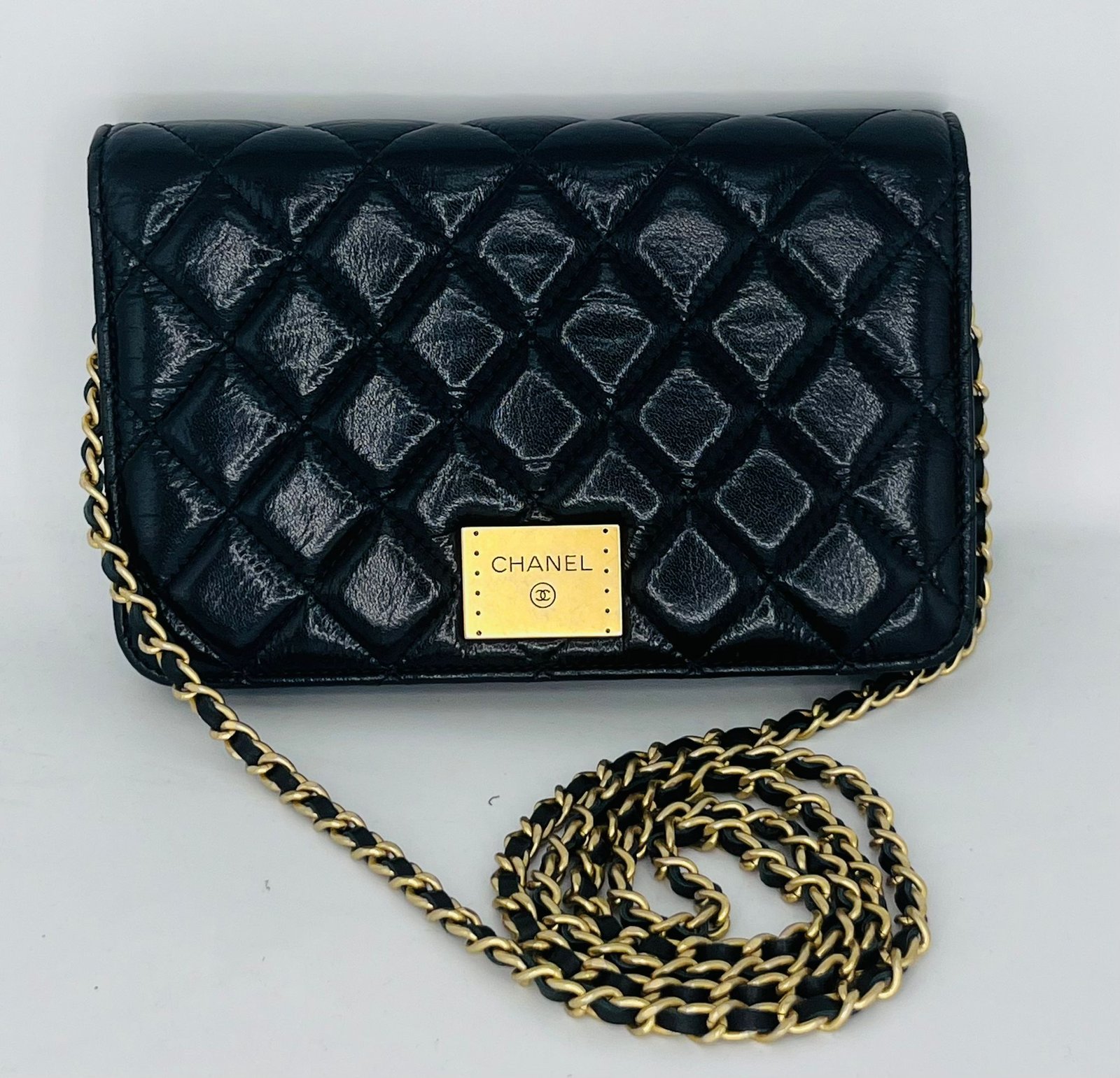 Bolso Chanel de piel caviar negra con cadena dorada elegante y clásico