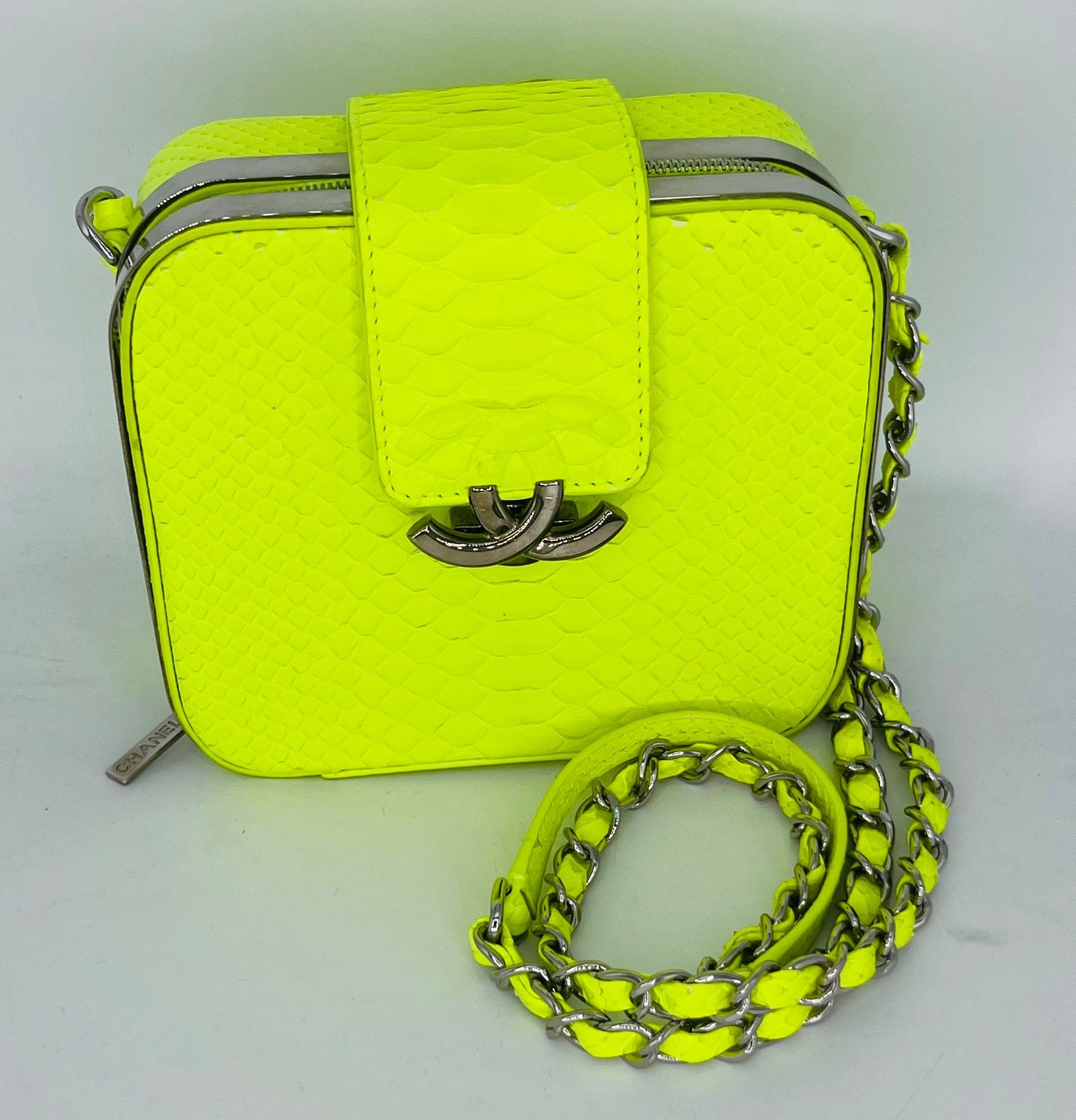 Bolso Chanel CC Box Camera Bag de pitón auténtico y elegante