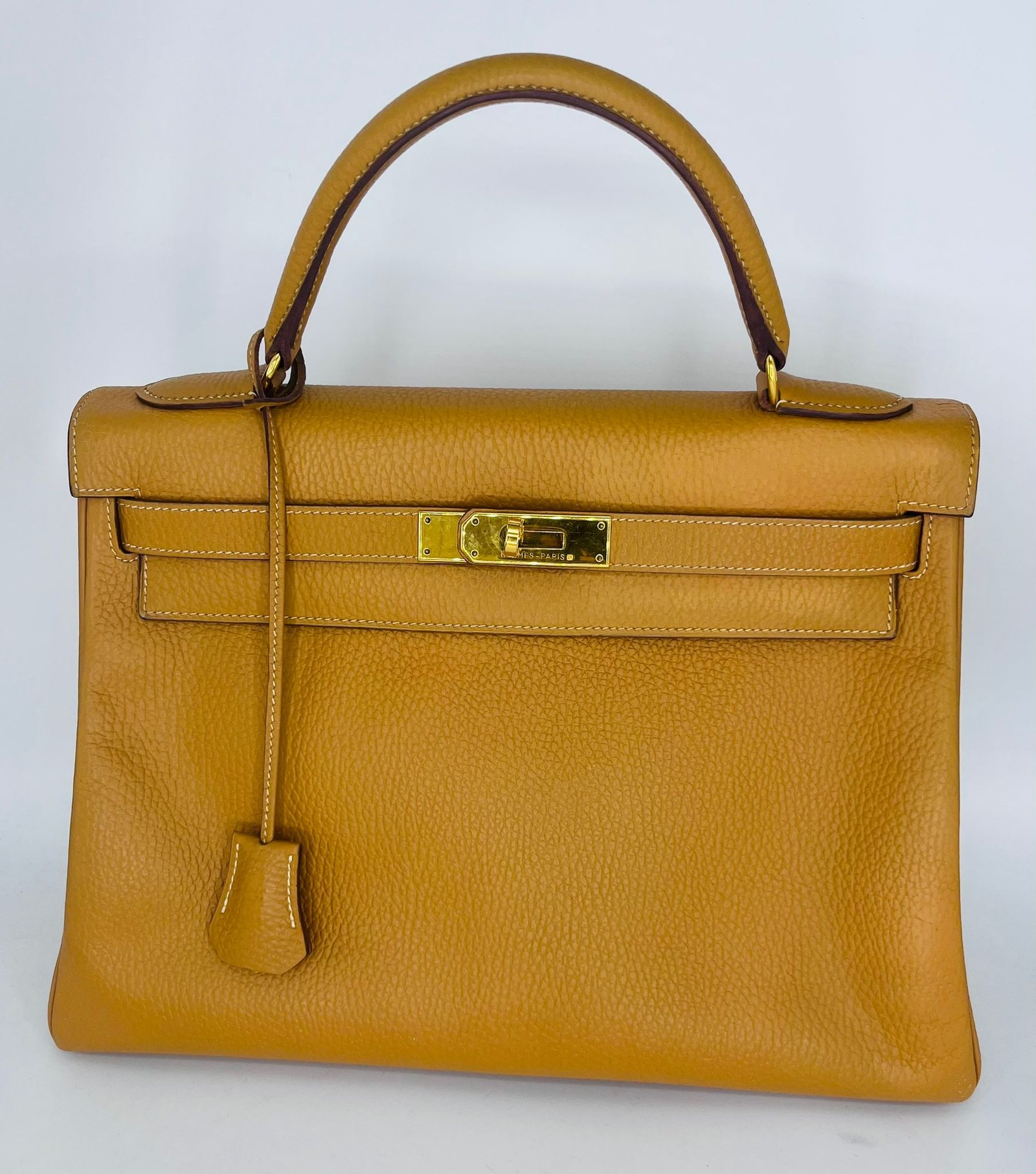 Bolso Hermès Kelly de cuero camel auténtico y elegante