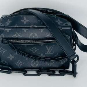 Bolso bandolera Louis Vuitton Mini Soft Trunk en lona Monogram Eclipse con herrajes de cadena negros