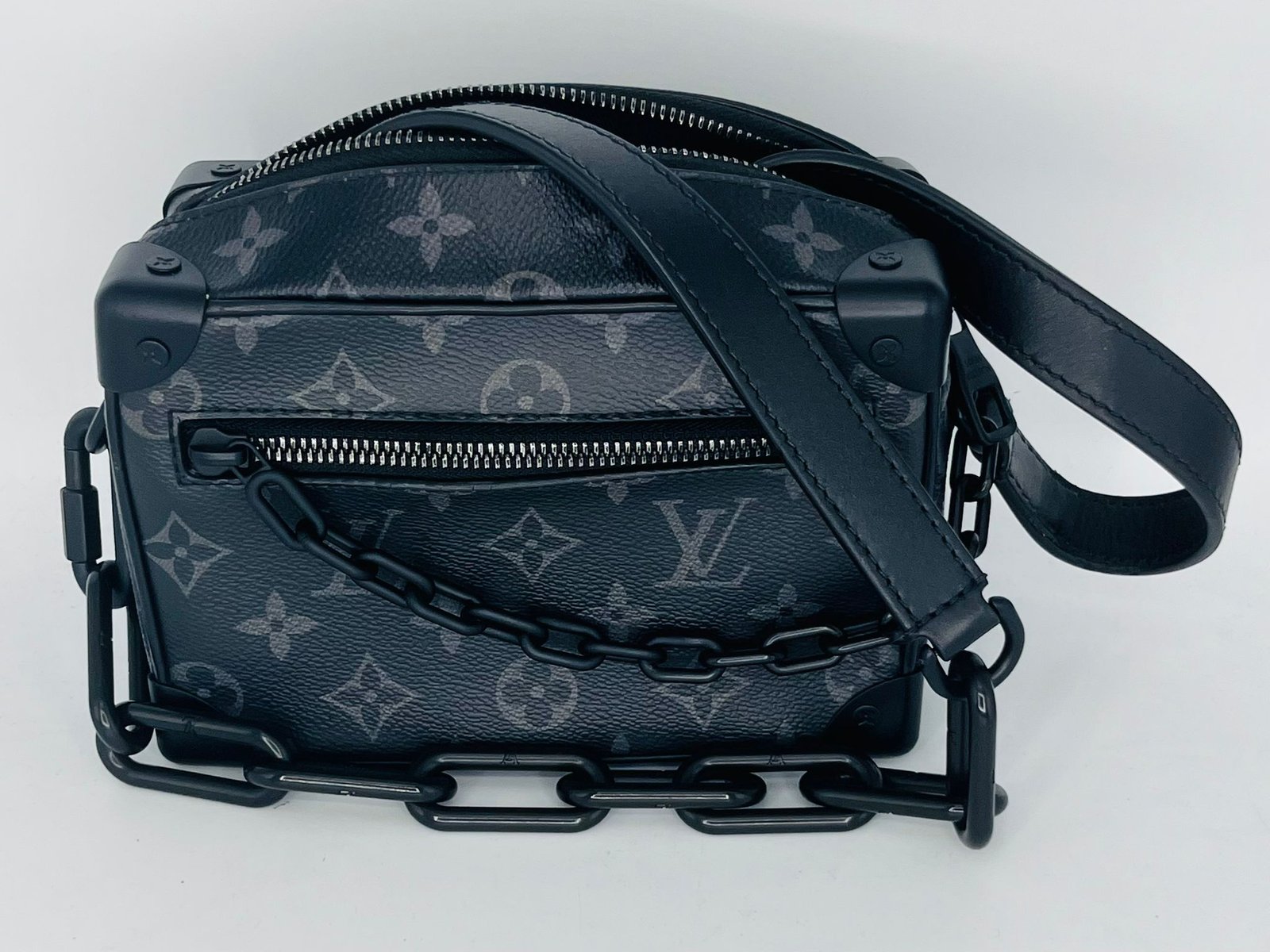 Bolso bandolera Louis Vuitton Mini Soft Trunk en lona Monogram Eclipse con herrajes de cadena negros