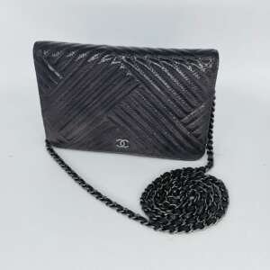 Bolso Chanel Boy Wallet on Chain en charol con patrón de chevrón