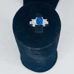 Añillo de platino con zafiro central de 2.90Cts y dos diamantes princesa