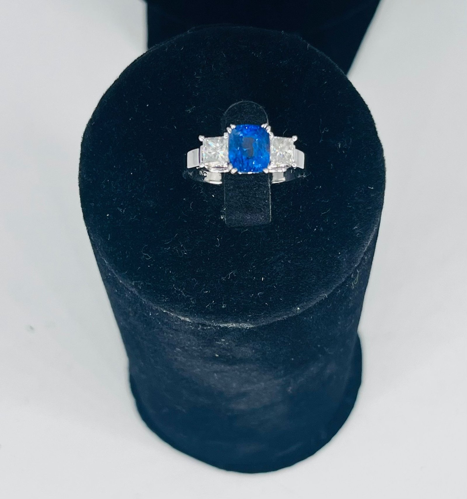 Añillo de platino con zafiro central de 2.90Cts y dos diamantes princesa