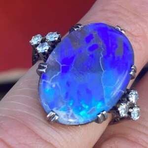 Añillo antiguo de oro con ópalo y diamantes