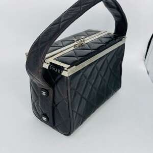Bolso Chanel Vanity de cuero negro acolchado con herrajes plateados