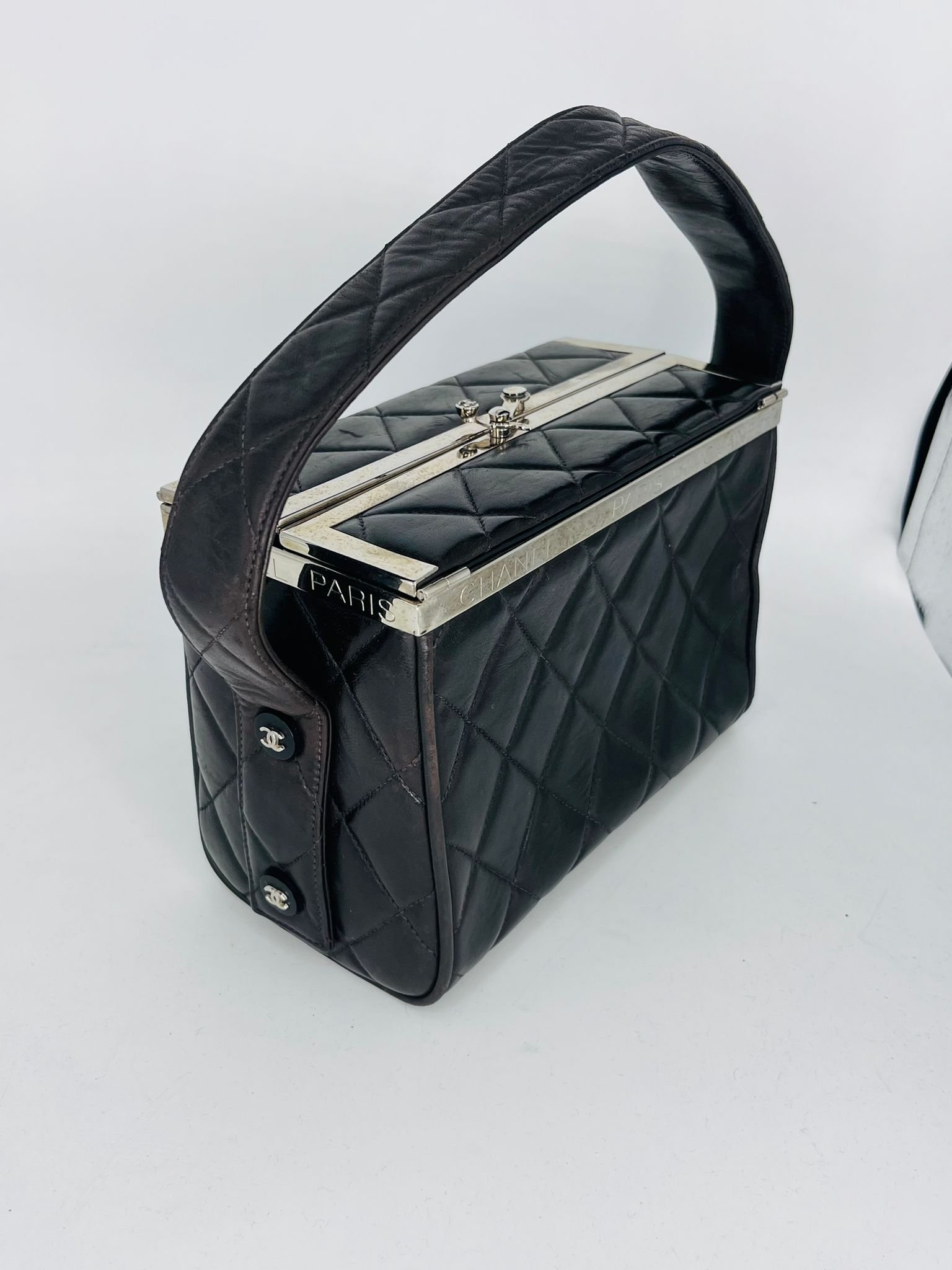 Bolso Chanel Vanity de cuero negro acolchado con herrajes plateados