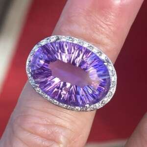 Añillo de oro blanco de 18k con diamantes y piedra central preciosa