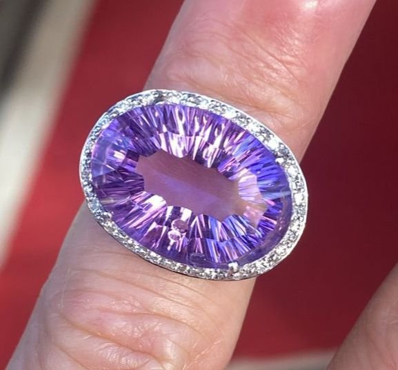 Añillo de oro blanco de 18k con diamantes y piedra central preciosa