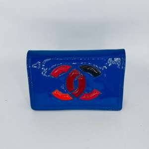 Bolso bandolera Chanel de charol azul eléctrico con logo entrelazado