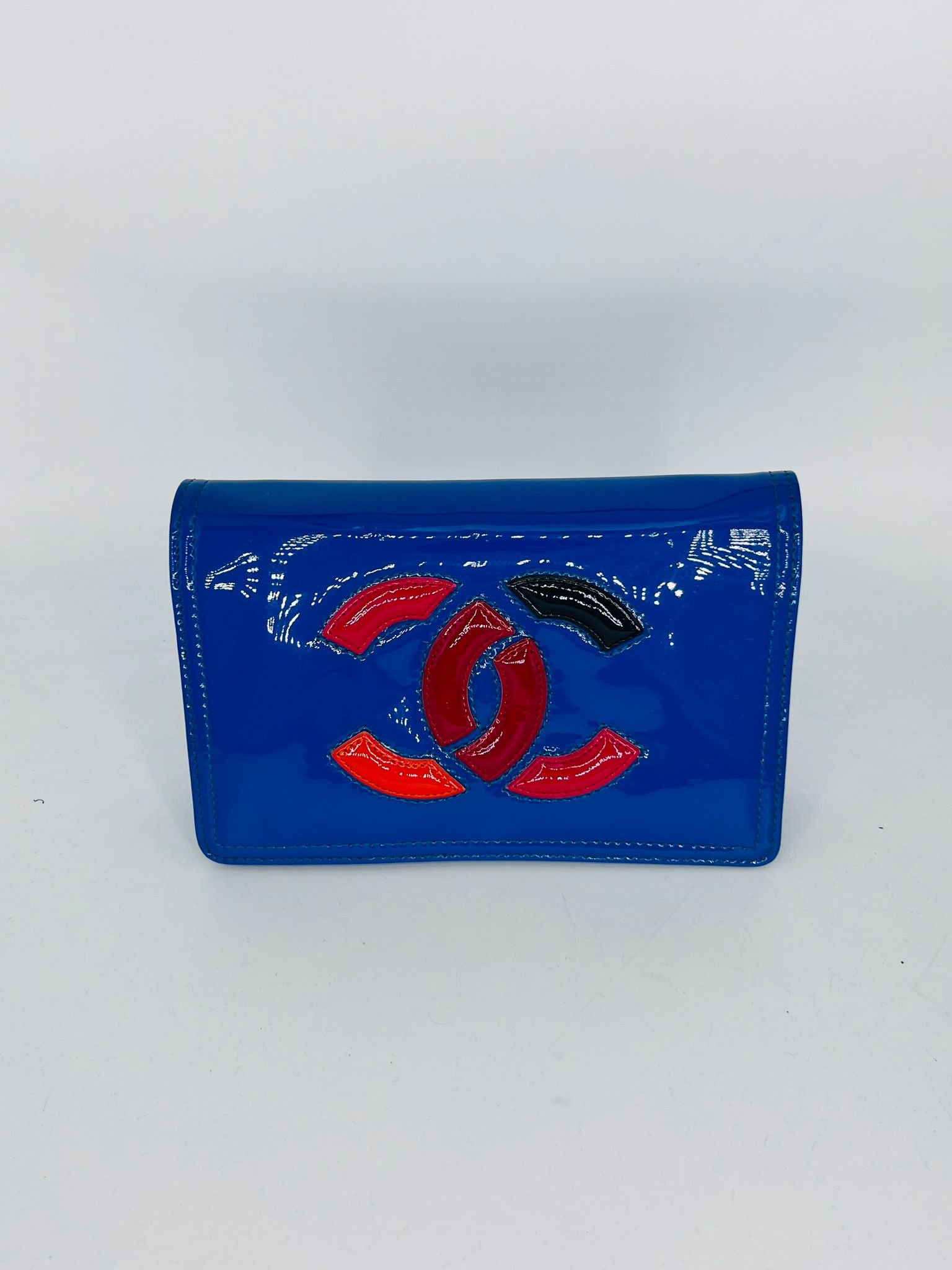 Bolso bandolera Chanel de charol azul eléctrico con logo entrelazado