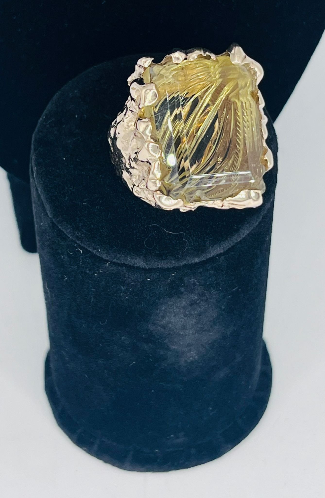 Añillo de oro de 9k con piedra central semipreciosa