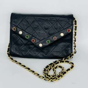 Bolso bandolera vintage Chanel piel de cordero negra con joyas de colores
