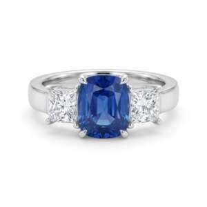Anillo de platino con zafiro central de 2.90Cts y dos diamantes princesa de 0.50Cts cada uno