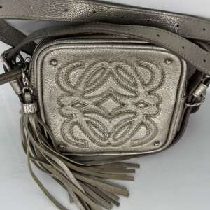 Bolso Loewe Anagram de hombro color dorado