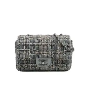 Bolso Chanel Classic Flap Bag en tweed gris con perlas