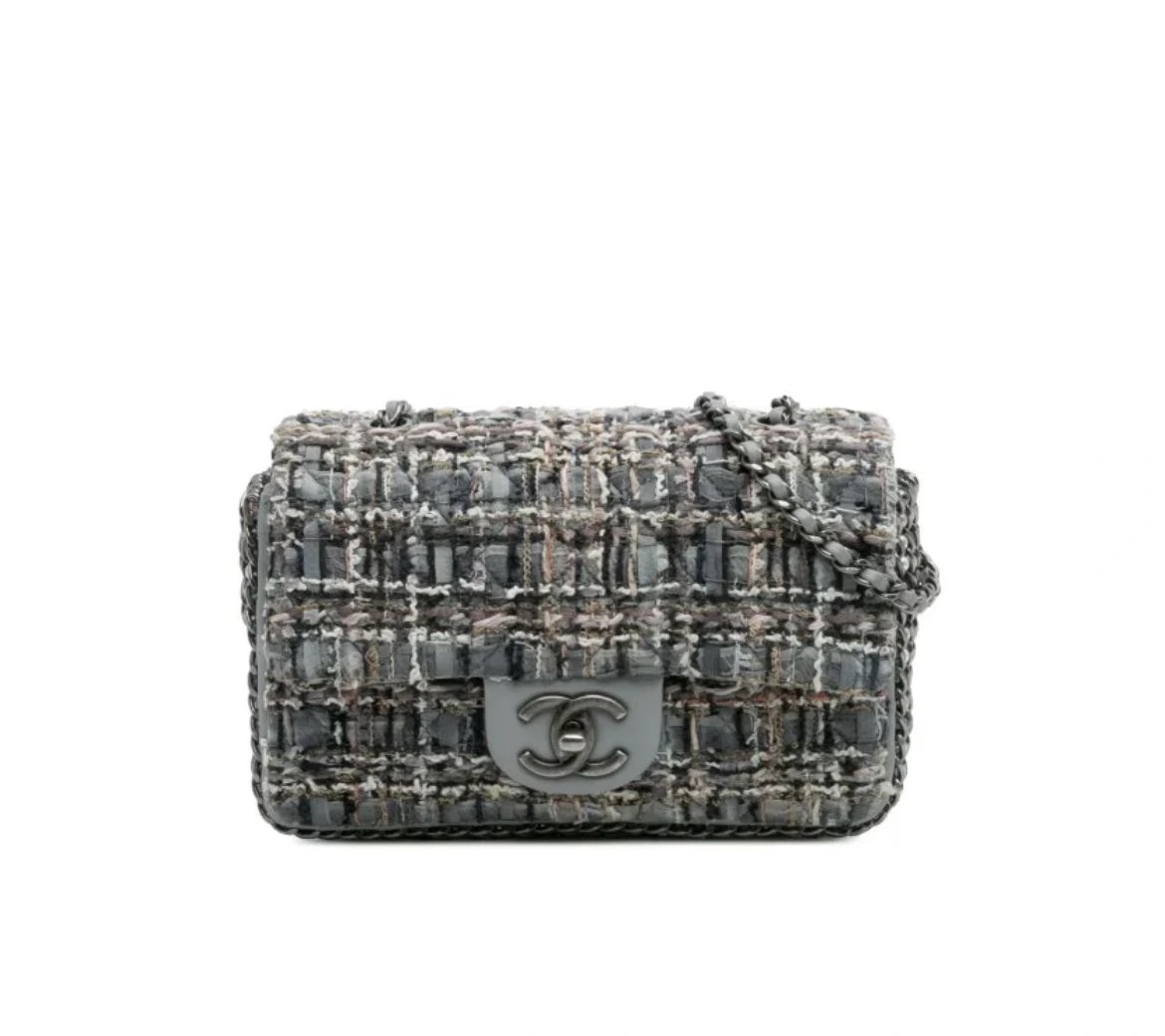Bolso Chanel Classic Flap Bag en tweed gris con perlas