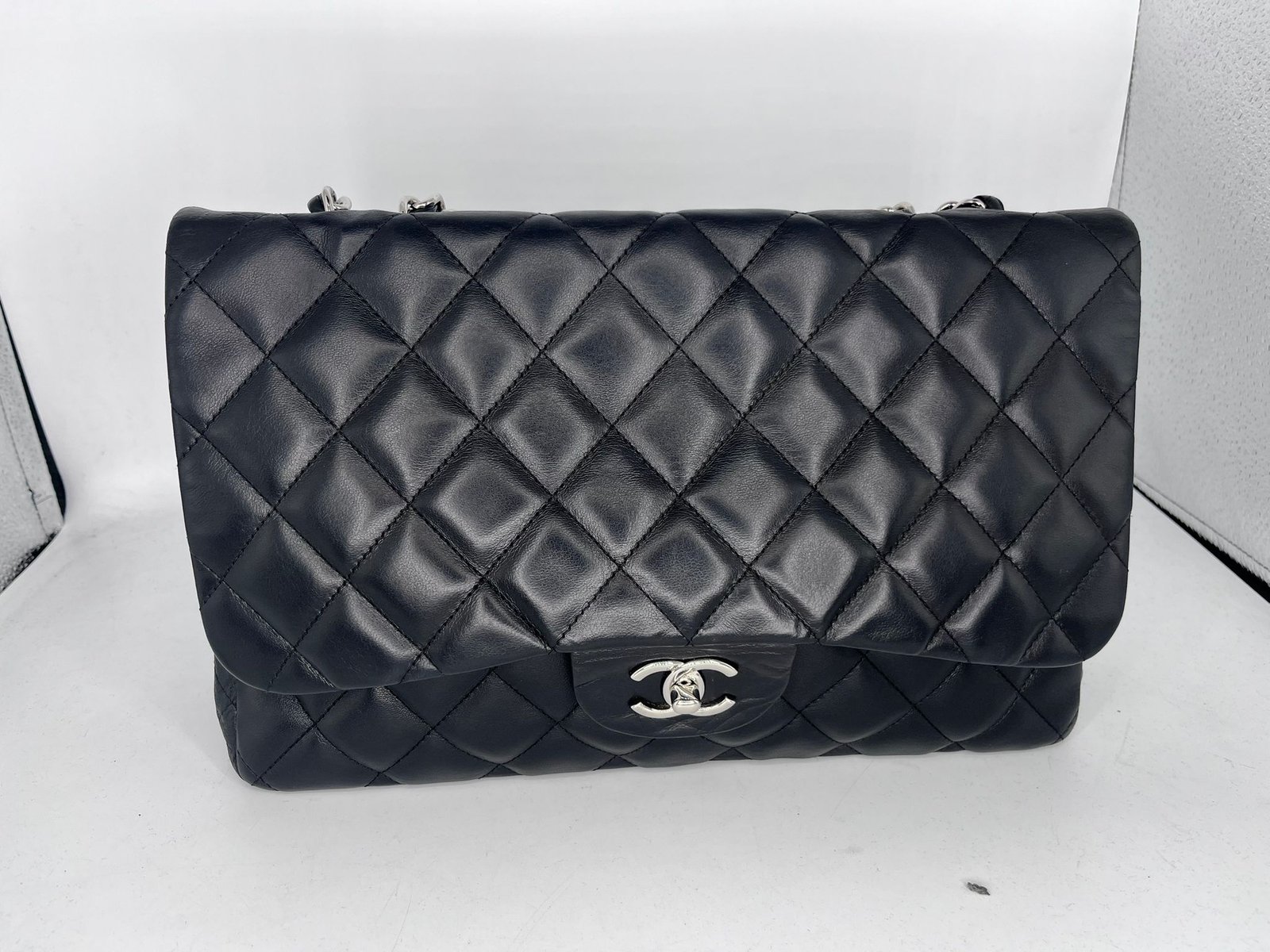 Bolso Chanel Timeless Classic Jumbo en cuero negro con tarjeta de autenticidad