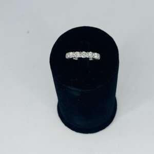 media alianza de oro blanco de 18k con 7 diamantes