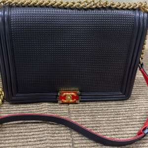 Bolso Chanel Boy Maxi Limited Edition 2013-2014, cuero azul con detalles rojos