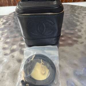 Mini bolso Chanel Trendy CC Vanity en cuero caviar negro con bandolera