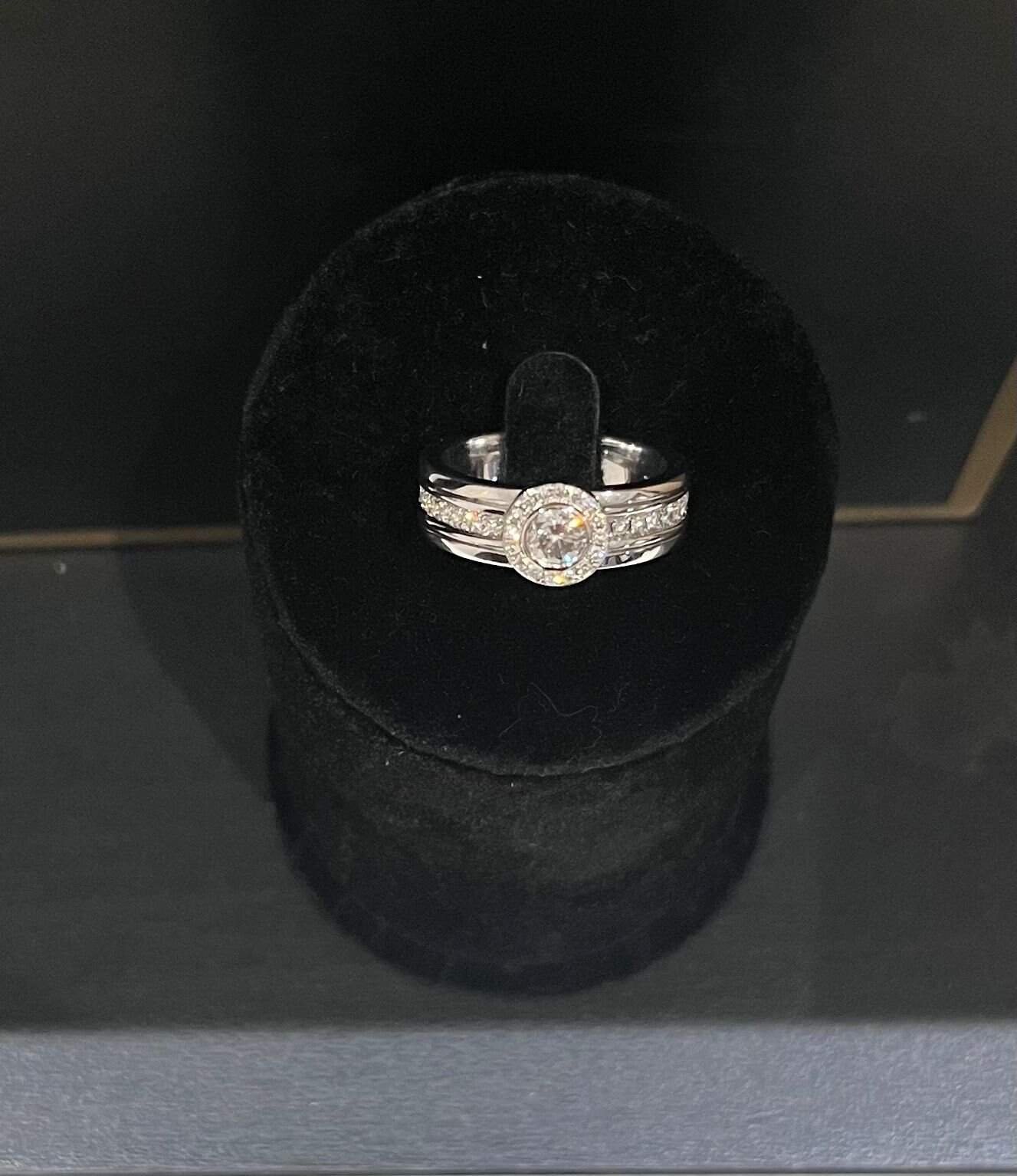 Anillo de oro blanco 18k con diamante central 0.40cts y diamantes laterales