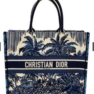 Bolso Dior Book Tote con motivo Dior Palms diseñado por Maria Grazia Chiuri