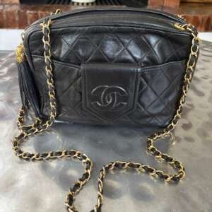 Bolso Chanel Camera CC On Chain en cuero negro