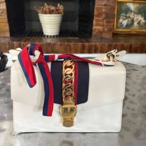 Bolso Gucci Sylvie Handle Bag en cuero