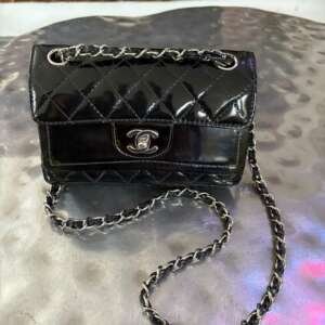 Bolso Chanel Mini Square Classic Patent Single Flap en charol negro