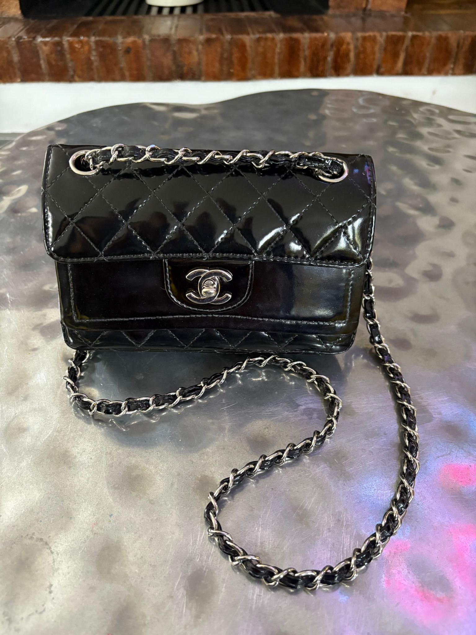 Bolso Chanel Mini Square Classic Patent Single Flap en charol negro