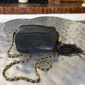Bolso Chanel Camera Bag en cuero negro con borlas CC