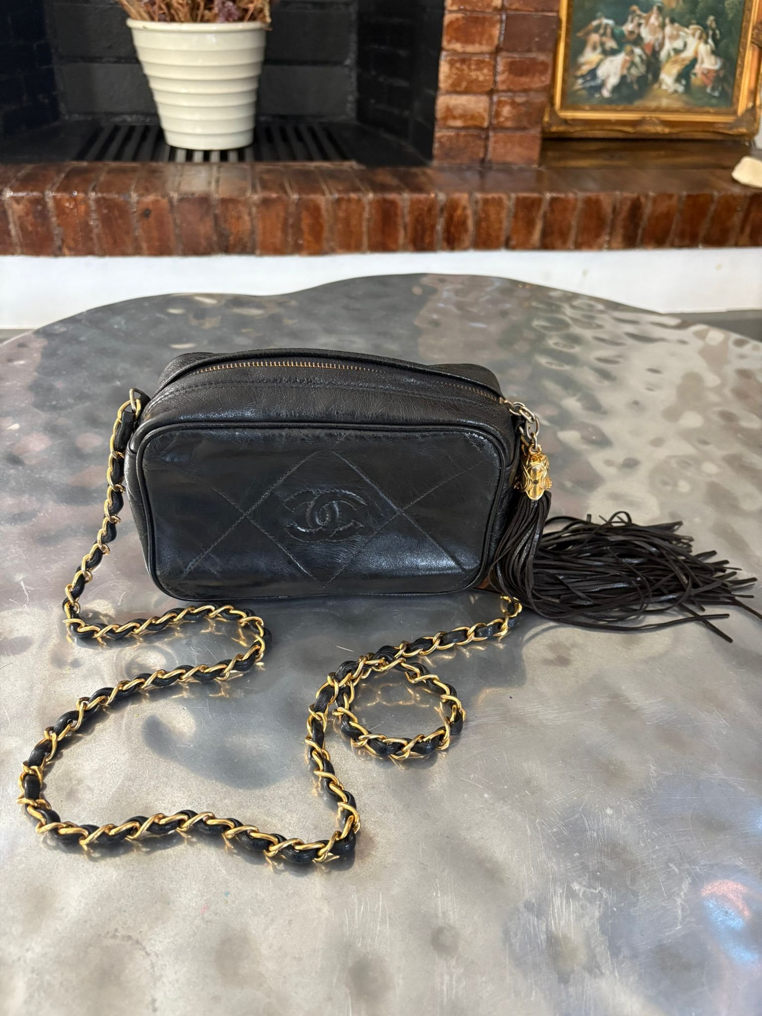 Bolso Chanel Camera Bag en cuero negro con borlas CC